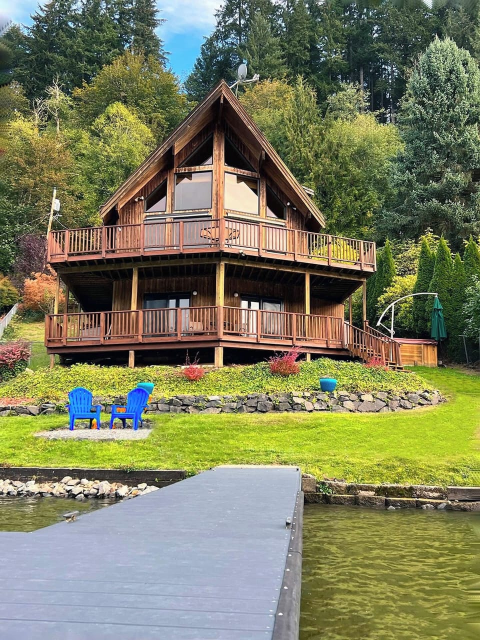 Spectacular Lake Views: Every day is a postcard-worthy moment with floor-to-ceiling lakefront windows. Bask in the beauty of nature from the comfort of your own home.