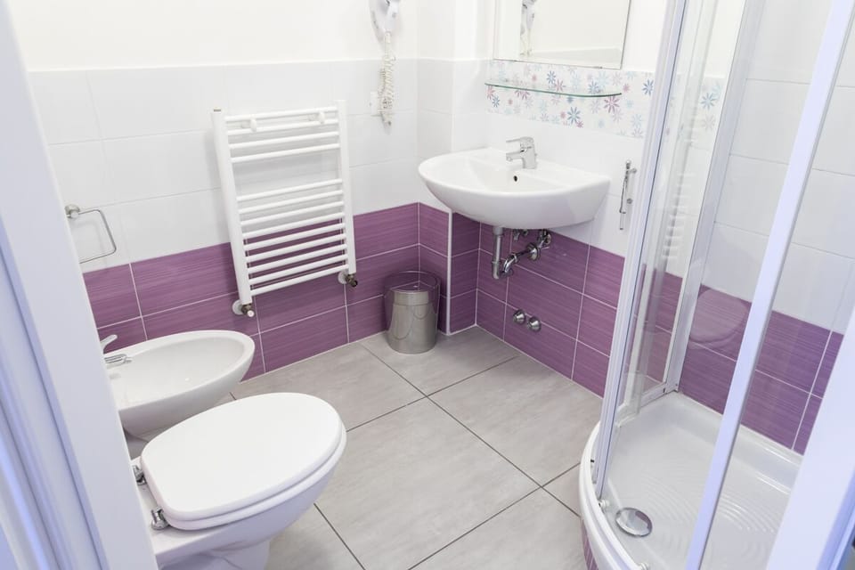 Comfort Double Room, 1 Double Bed, Non Smoking | Bathroom | Shower, hair dryer, bidet, towels