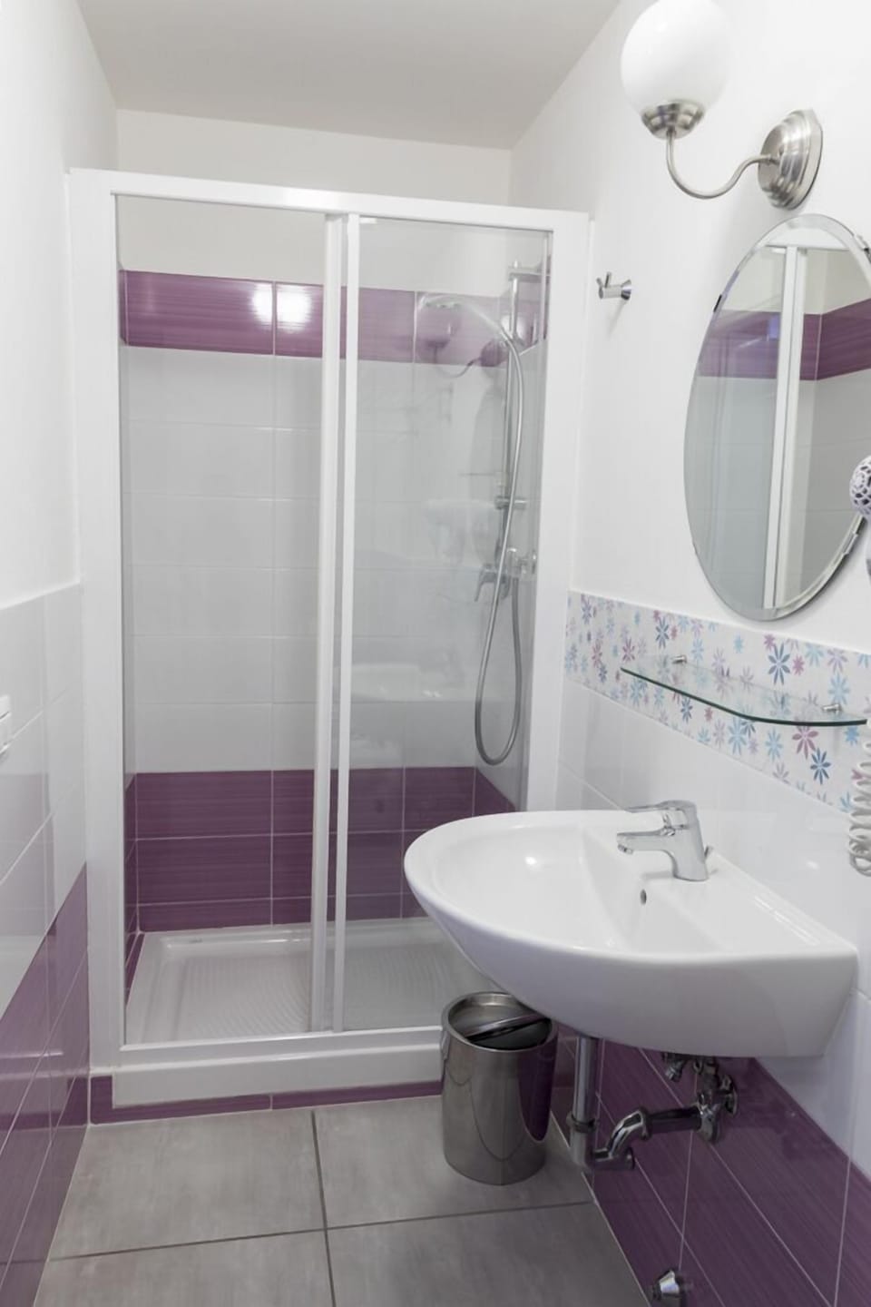 Superior Single Room, 1 Large Twin Bed, Non Smoking | Bathroom | Shower, hair dryer, bidet, towels