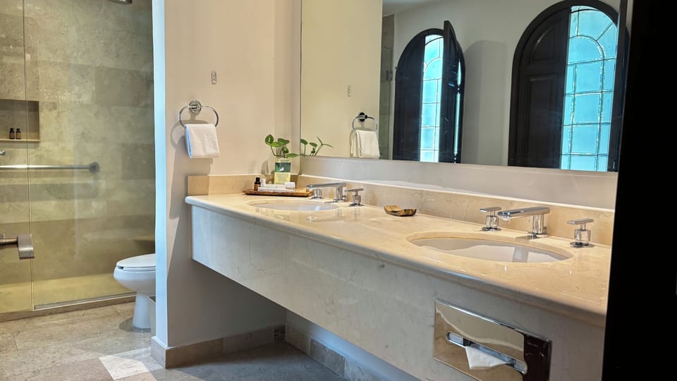 Comfort Studio Suite | Bathroom | Shower, hair dryer, towels, soap