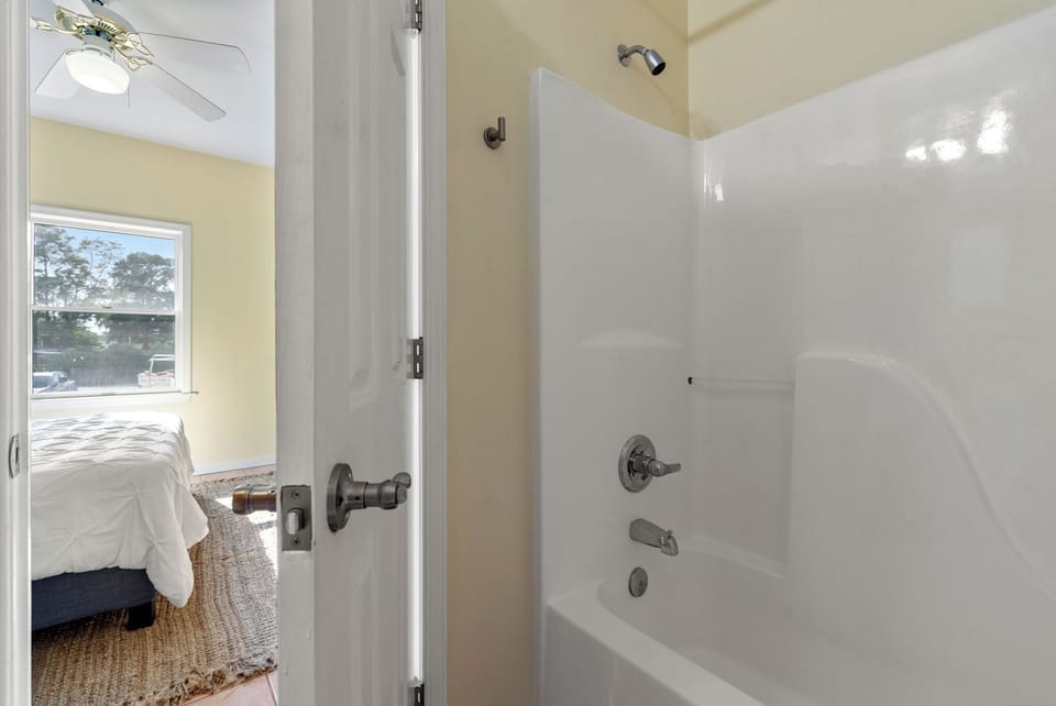 CH104: Inlet Palms | Main House - Mid Level BR2/Hall Bath