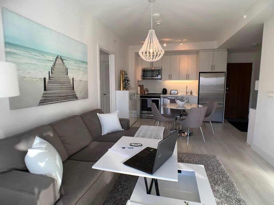 Work-friendly open living space, bright, spacious, lakeside & comfortable