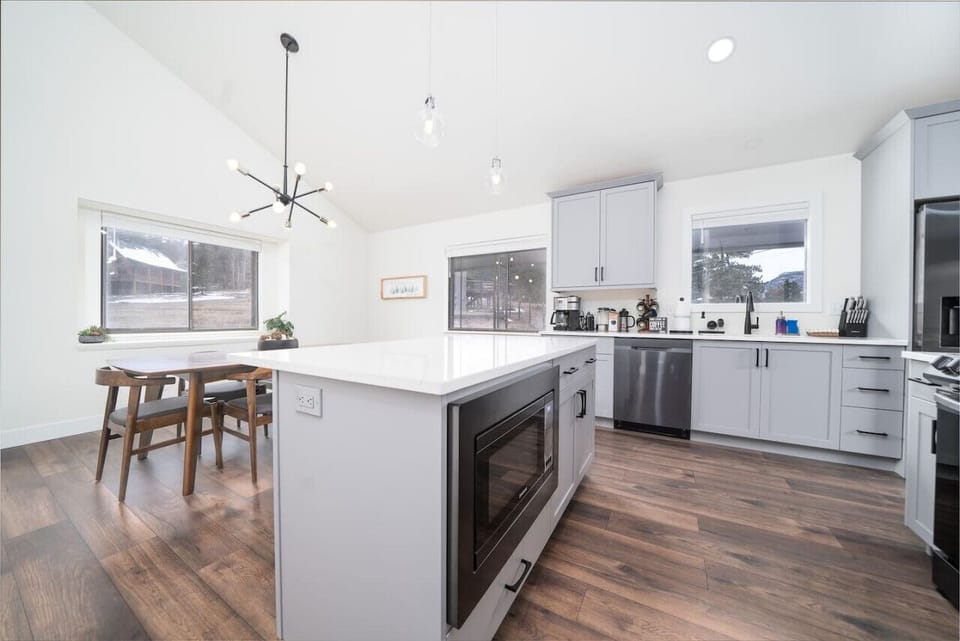 Newly refinished kitchen with all the modern amenities!