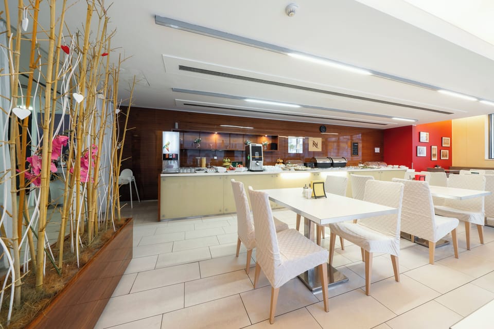 Daily buffet breakfast for a fee
