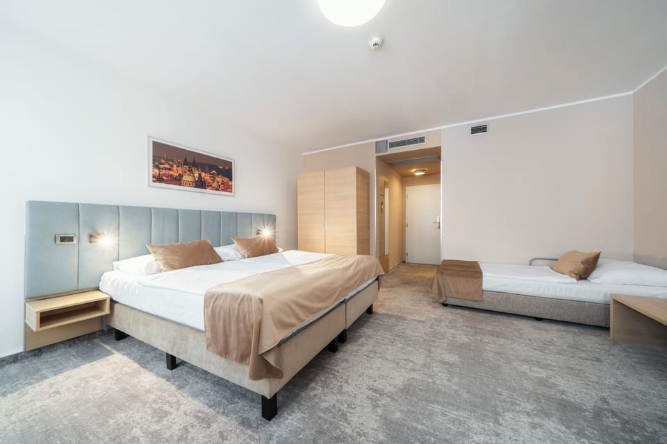 Superior Quadruple Room | Desk, laptop workspace, free WiFi, bed sheets