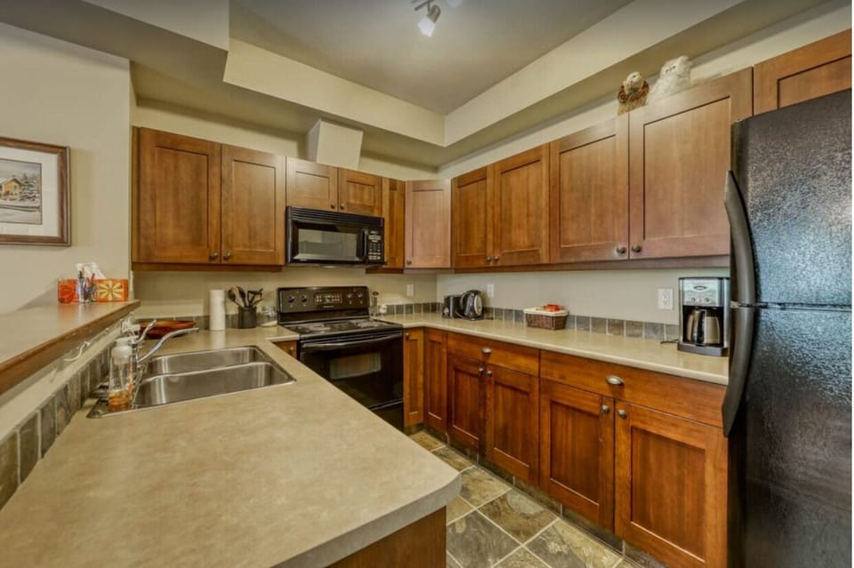 Fully equipped kitchen with Nespresso maker (some large pods included).