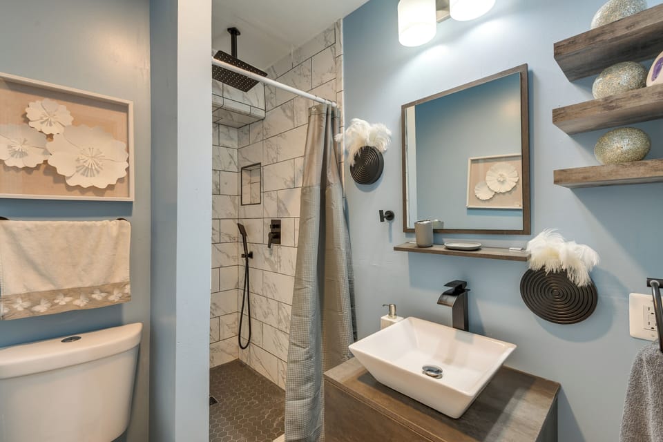 Full Bathroom | Towels Provided | Complimentary Toiletries
