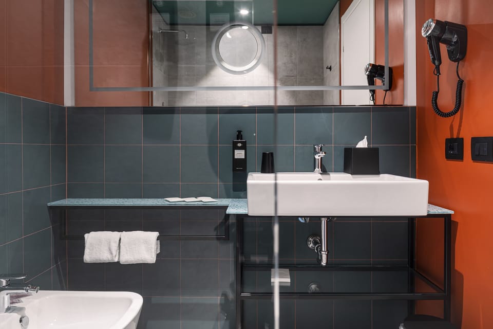Suite | Bathroom | Shower, eco-friendly toiletries, hair dryer, bidet
