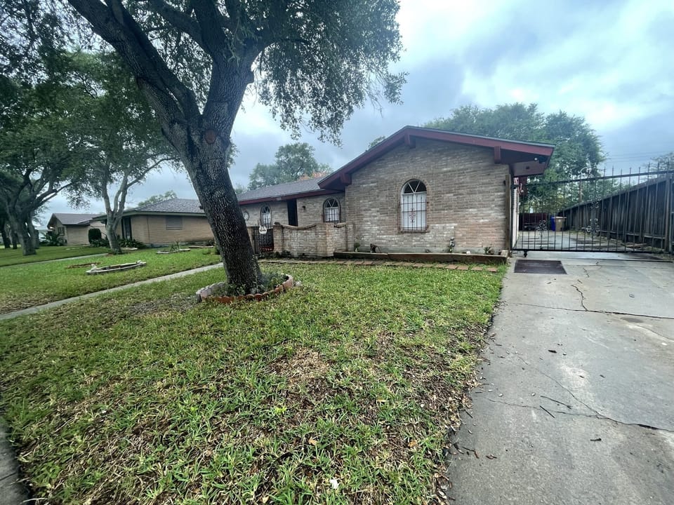 Front of house with view of driveway 