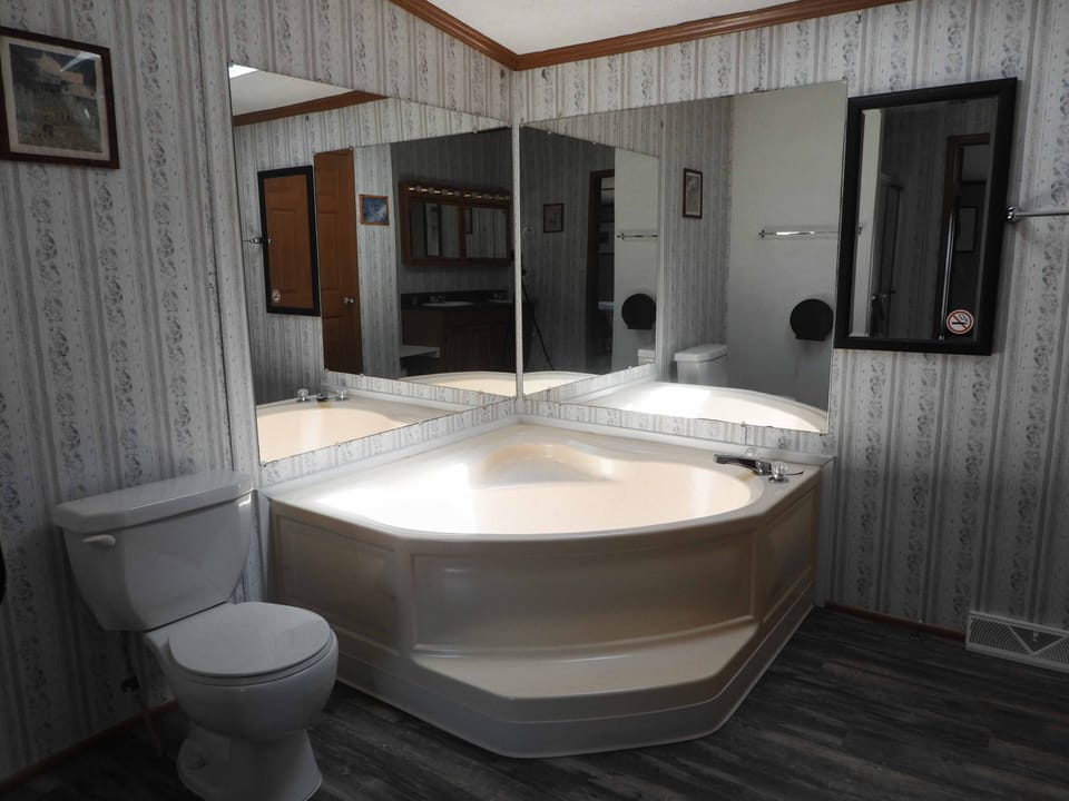 Master bathroom in bedroom 4.