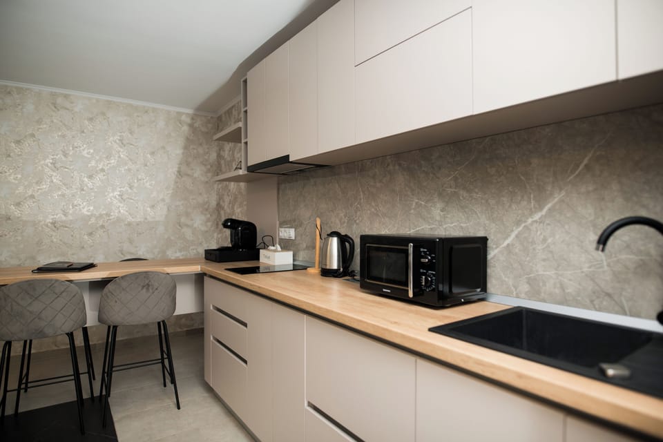 Deluxe Apartment, 1 Bedroom, Refrigerator & Microwave, Annex Building | Private kitchen
