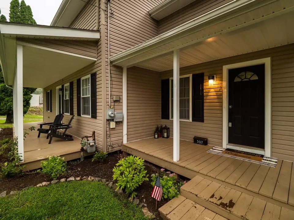 Front porch with 2 front doors. Please use the door on the right for entering.