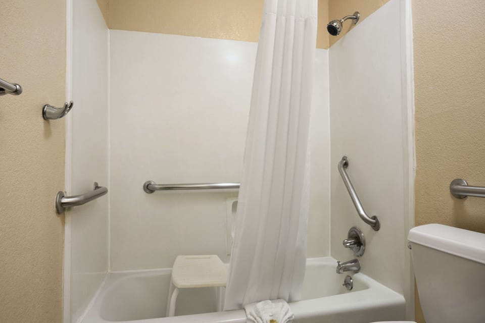 Combined shower/tub, free toiletries, hair dryer, towels