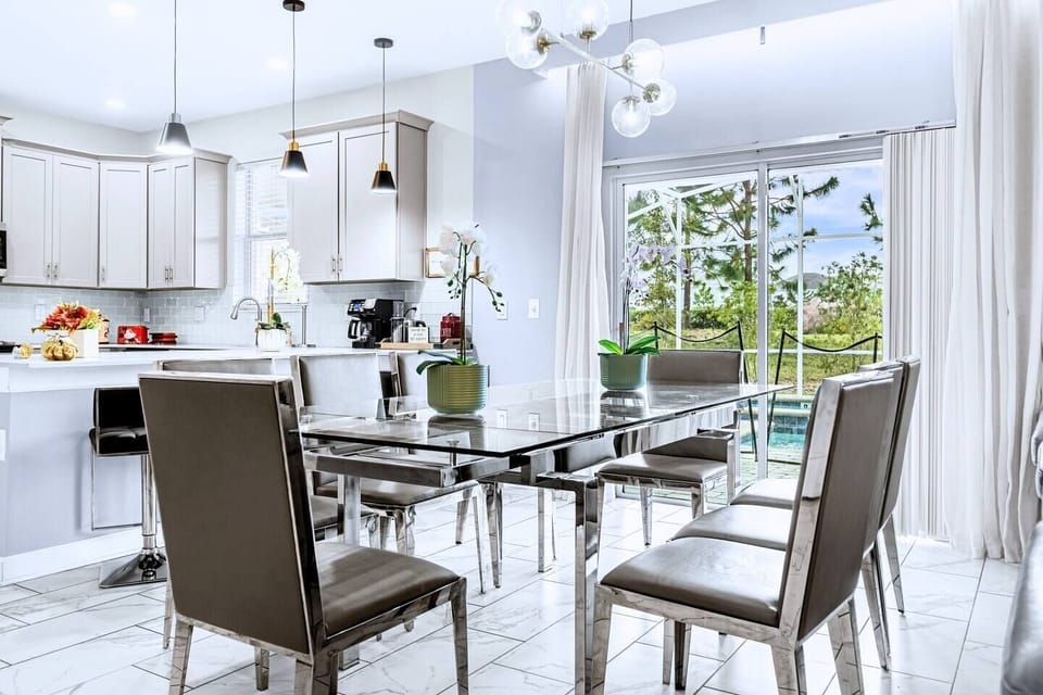 Open floorplan leading to the sunny lanai!