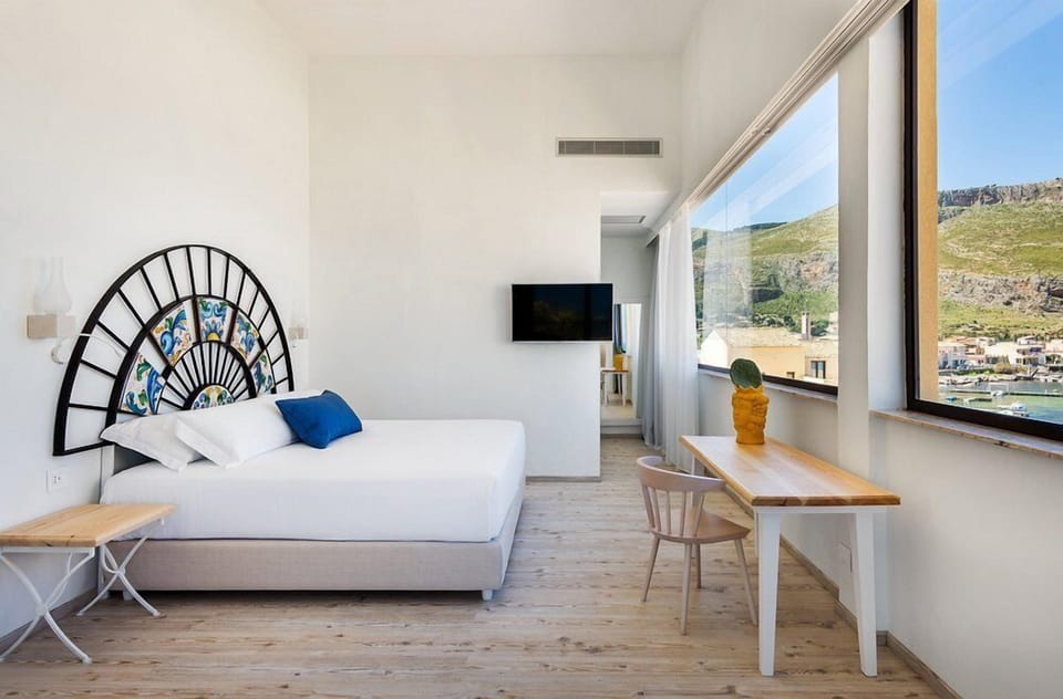 Panoramic Room | Desk