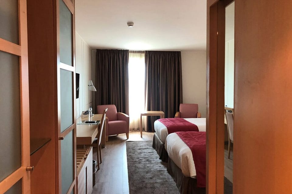 Standard Double or Twin Room | In-room safe, desk, blackout drapes, soundproofing