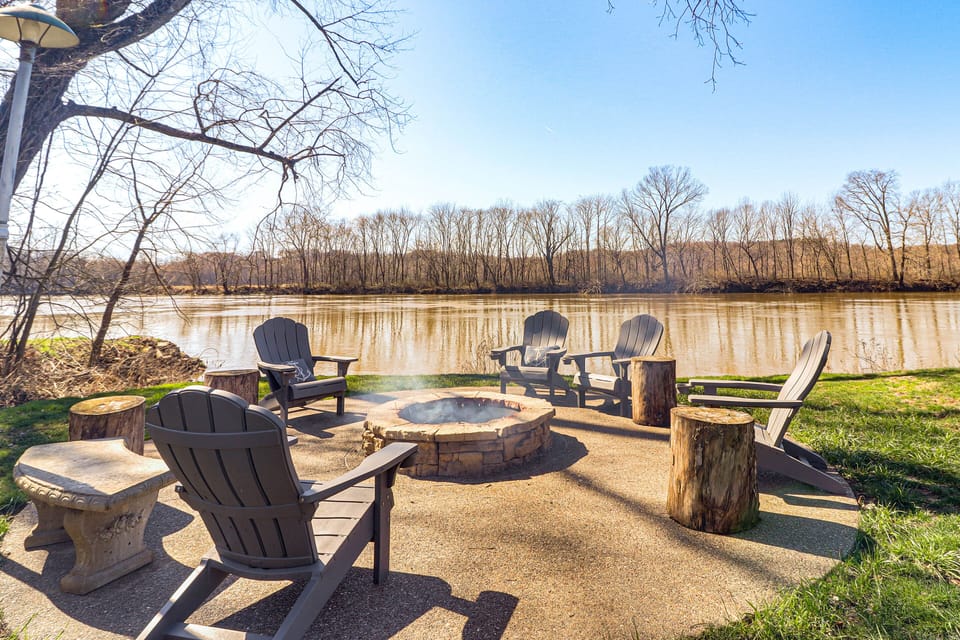 Riverfront Fire Pit w/ Seating | River Access