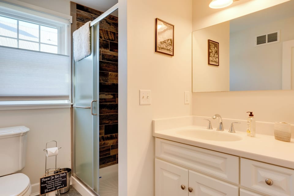 Full Bathroom | Complimentary Toiletries