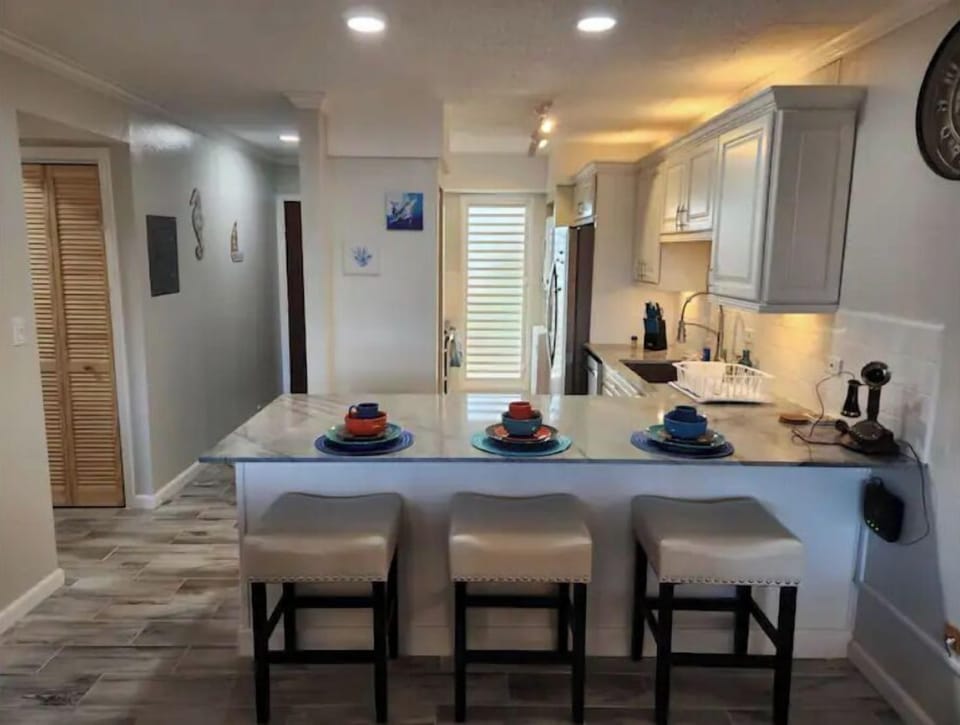 fully stocked kitchen  ! quartz counter tops !