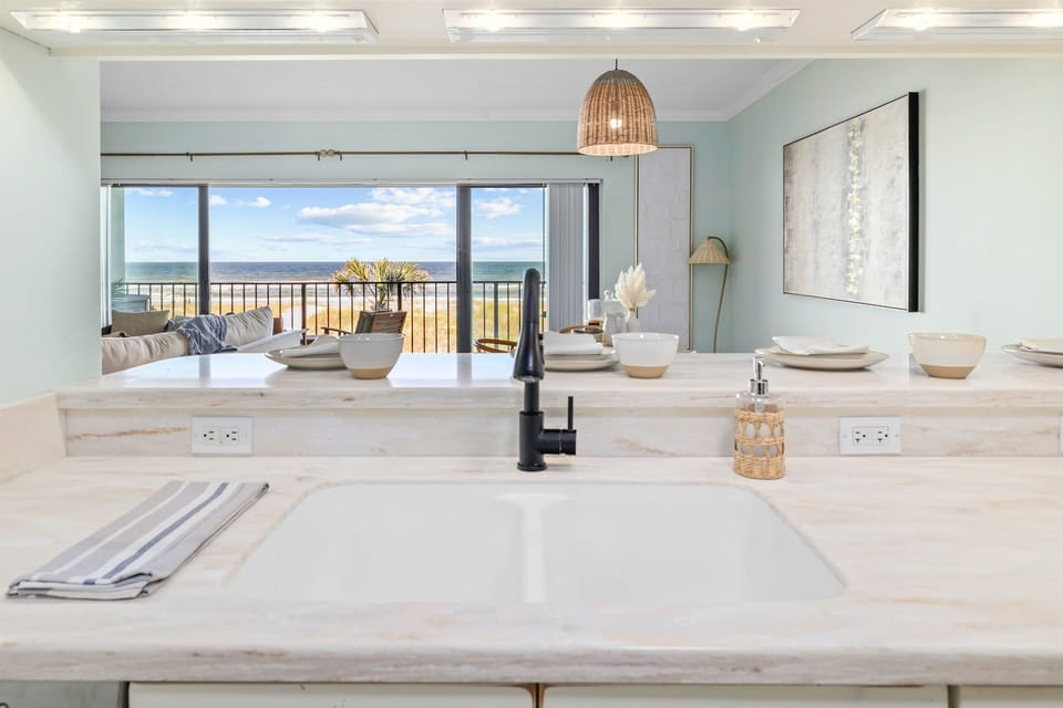 Fully equipped kitchen with ocean views (Villa 2)