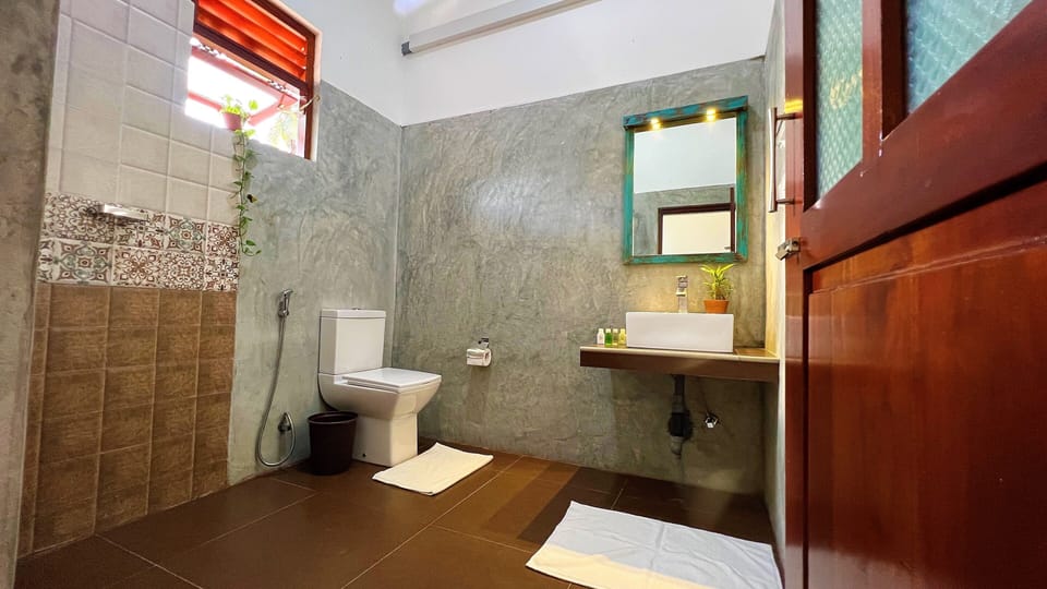 Apartment, 2 Bedrooms, Accessible, Smoking | Bathroom
