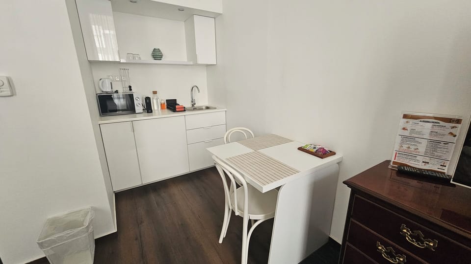 Standard Studio | Living area | 21-cm LCD TV with cable channels