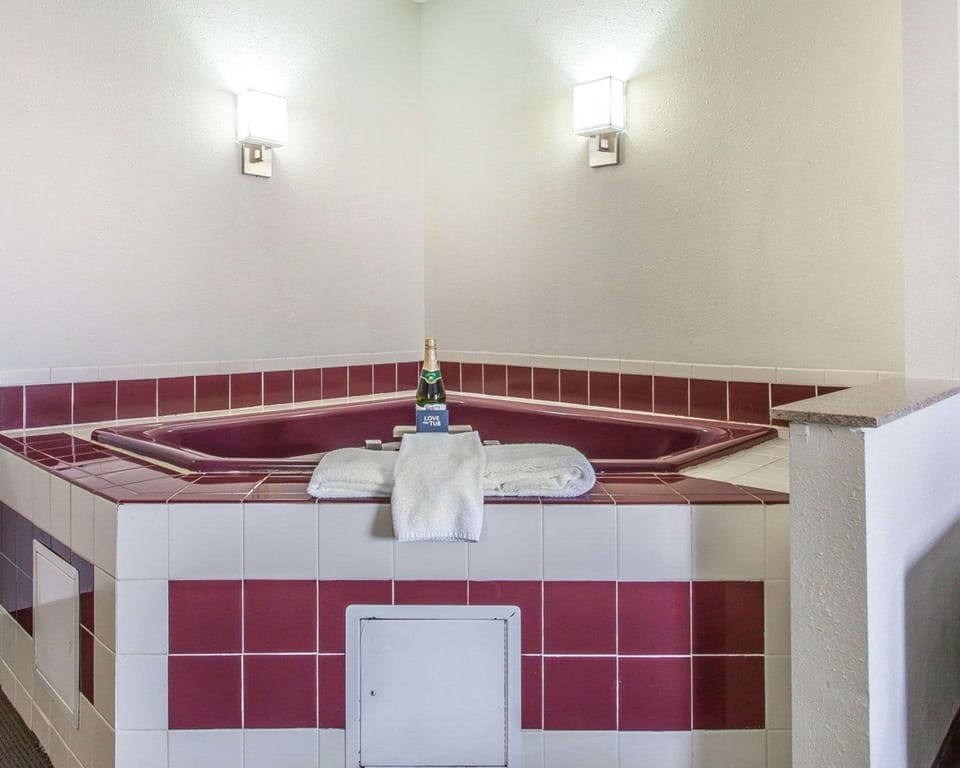 Suite, Multiple Beds, Non Smoking | Premium bedding, desk, iron/ironing board, rollaway beds