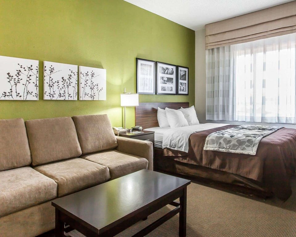 Suite, Multiple Beds, Non Smoking | Premium bedding, desk, iron/ironing board, rollaway beds