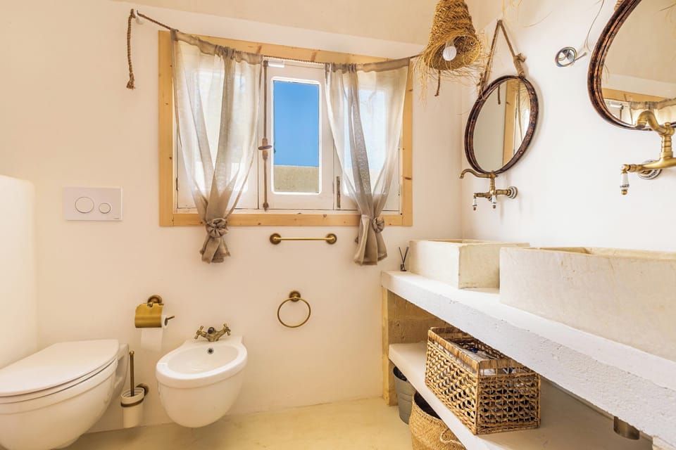 Basic Apartment | Bathroom | Shower, hair dryer, bidet