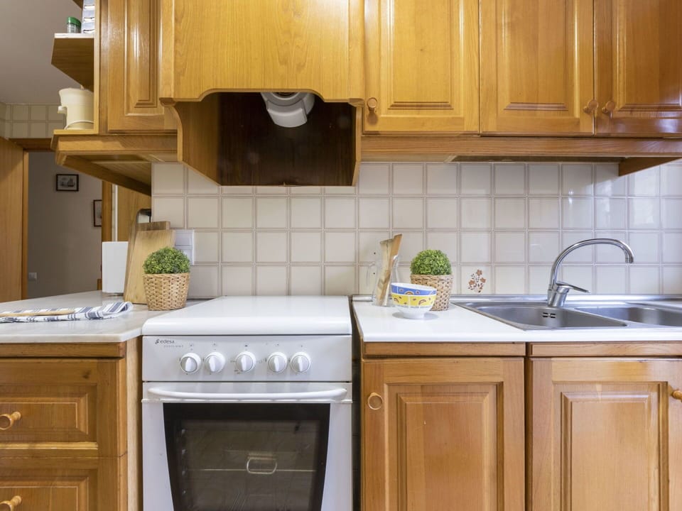Cabinetry, Countertop, Kitchen Sink, Property, Furniture, Building, White, Sink, Kitchen, Blue