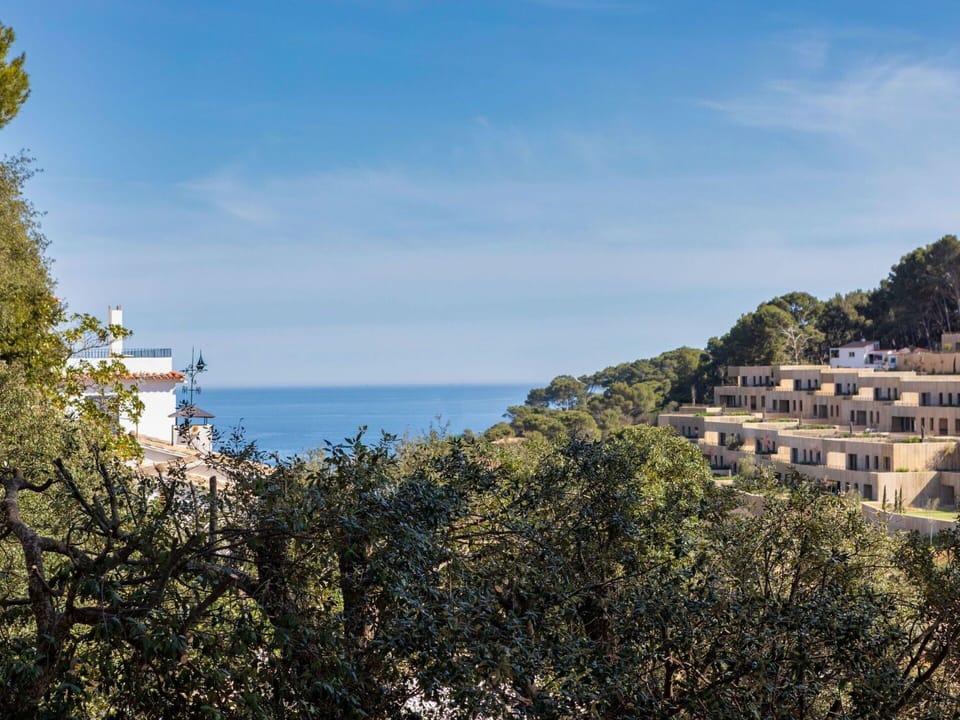 Cloud, Sky, Water, Building, Tree, Plant, Coastal And Oceanic Landforms, Natural Landscape, Horizon, Mountainous Landforms