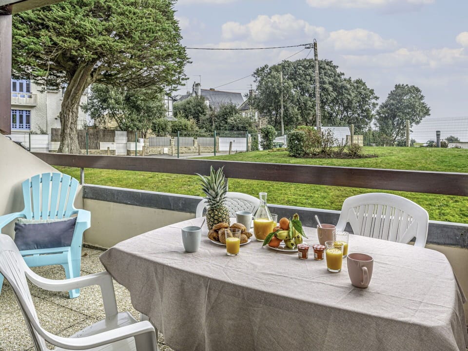 Tableware, Table, Sky, Cloud, Plant, Furniture, Property, Chair, Flowerpot, Wine Glass