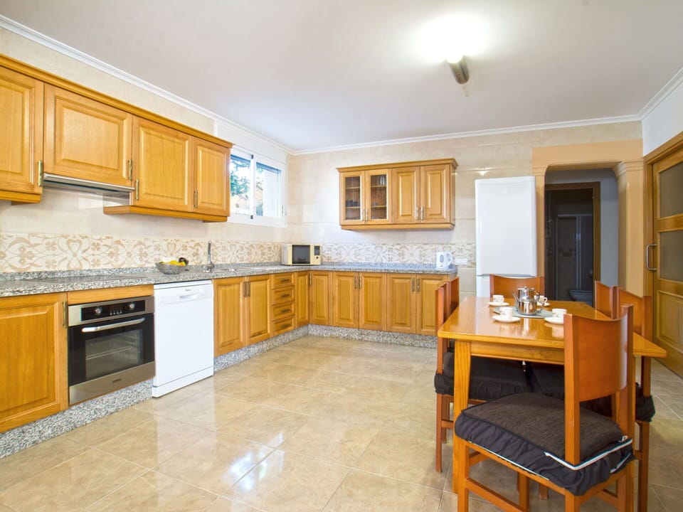 Cabinetry, Furniture, Property, Countertop, Window, Wood, Building, Lighting, Interior Design, Kitchen Stove