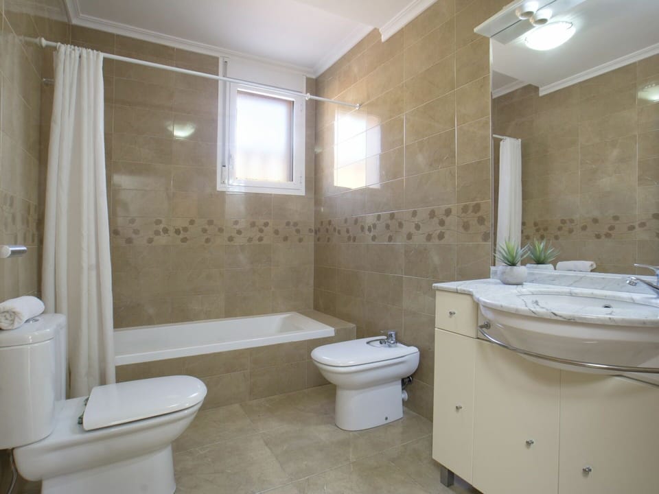 Mirror, Tap, Plumbing Fixture, Property, Sink, Bathroom Sink, Bathtub, White, Bathroom, Purple