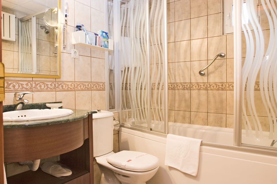 Suite, 1 Double Bed with Sofa bed | Bathroom | Combined shower/tub, free toiletries, hair dryer, slippers