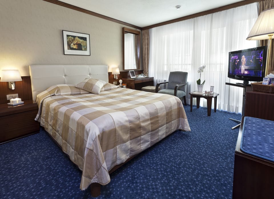 Standard Room | Minibar, in-room safe, desk, laptop workspace