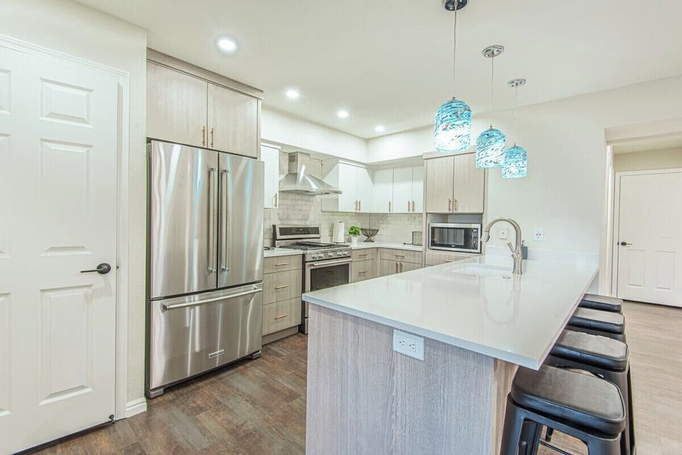 Cooking made easy! This well-lit kitchen has everything you need to create delicious meals.