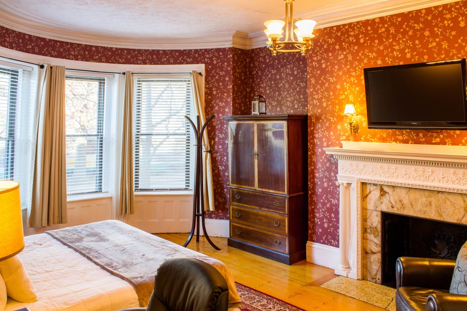 King Room @ 1087 Beacon St.  | Desk, iron/ironing board, WiFi (free), alarm clocks