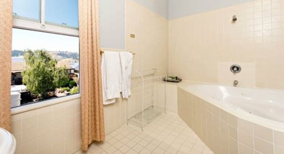 Combined shower/tub, deep soaking tub, free toiletries, hair dryer