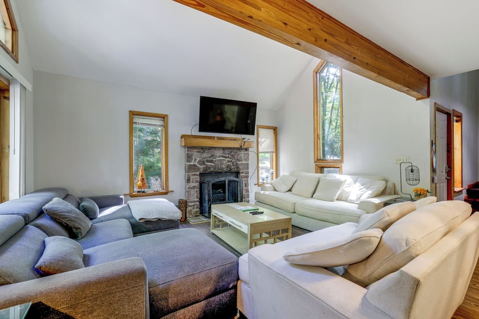 Living Room | 1st Floor | Sleeper Sofa | Free WiFi | Wall A/C & Heating Units