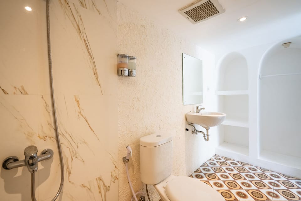 Mezzanine Room | Bathroom | Shower, rainfall showerhead, towels