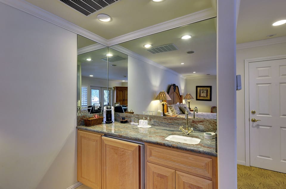 Bungalow, 1 King Bed (Canyon) | Bathroom sink