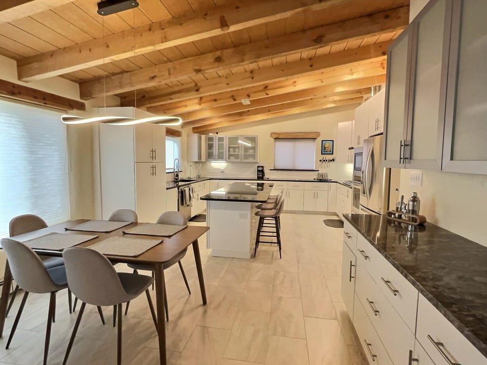 Sleek kitchen with tons of storage, great stainless appliances