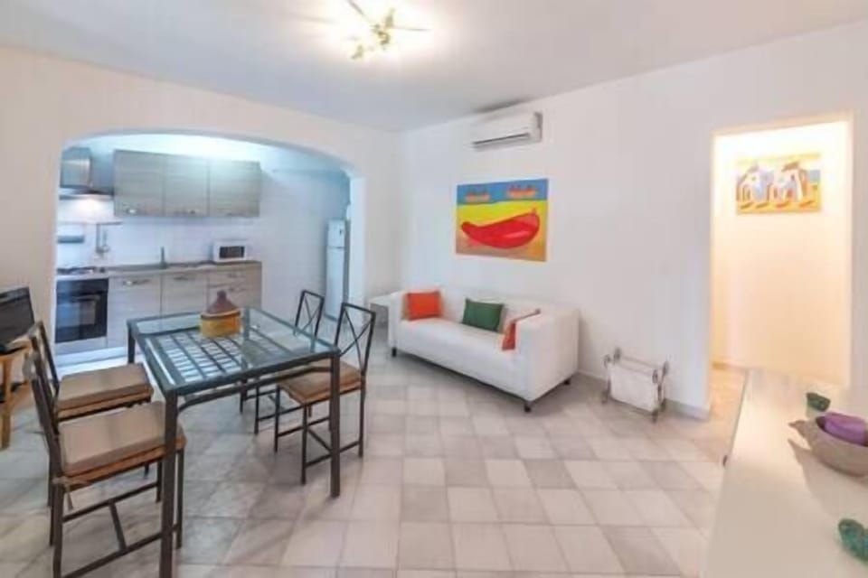 soggiorno con tavolo da pranzo interno e TV 