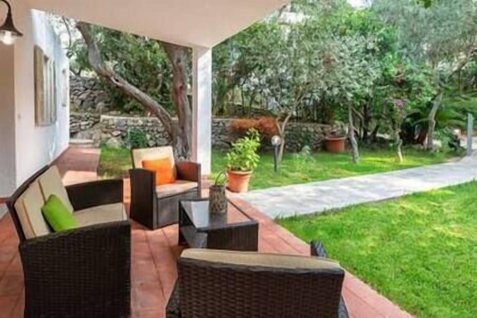 patio esterno coperto e giardino esclusivo