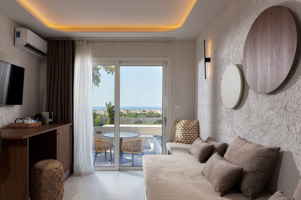 Executive Suite | Hypo-allergenic bedding, in-room safe, iron/ironing board