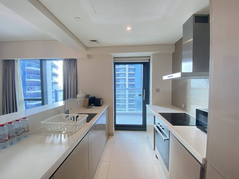 Luxury Apartment | Private kitchen | Full-size fridge, microwave, oven, stovetop