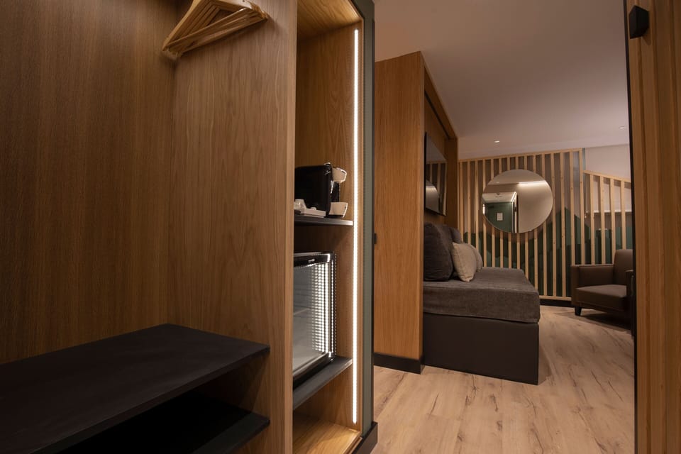 Minibar, in-room safe, desk, laptop workspace