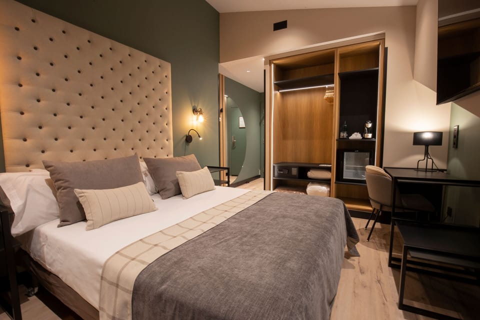 Superior Double Room, Mountain View | Minibar, in-room safe, desk, laptop workspace