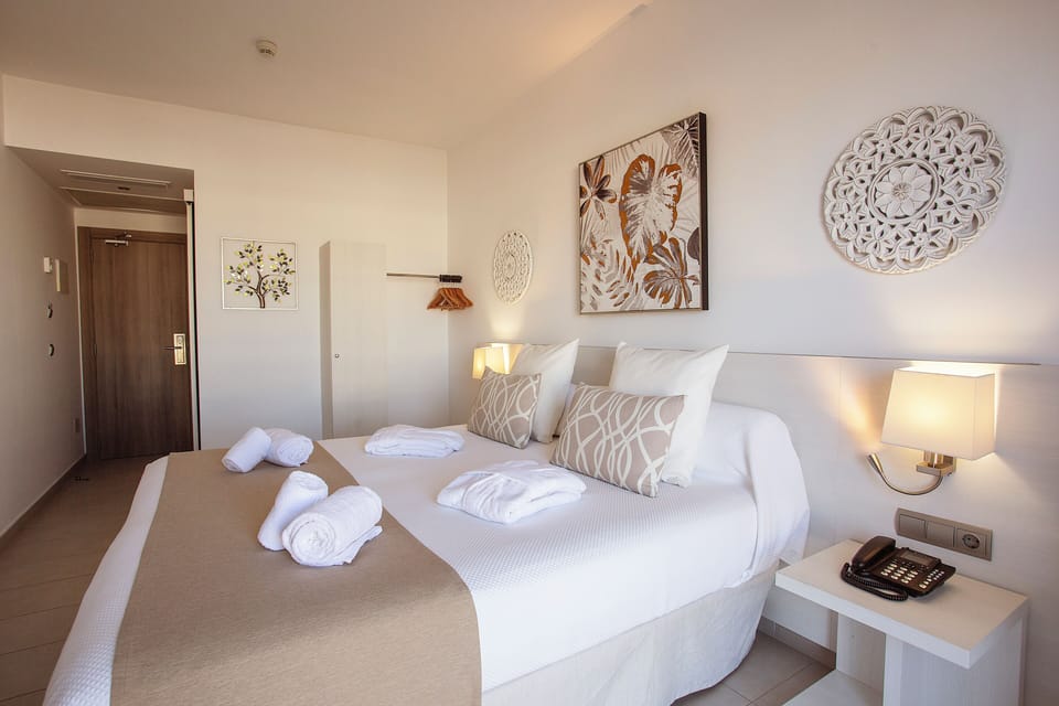 Deluxe Double Room, Balcony | Minibar, in-room safe, desk, laptop workspace